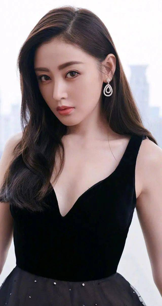 男女打扑克游戏场景